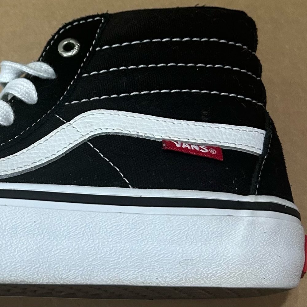 Worn twice, was too small. Great condition! Unisex. More pictures upon request.